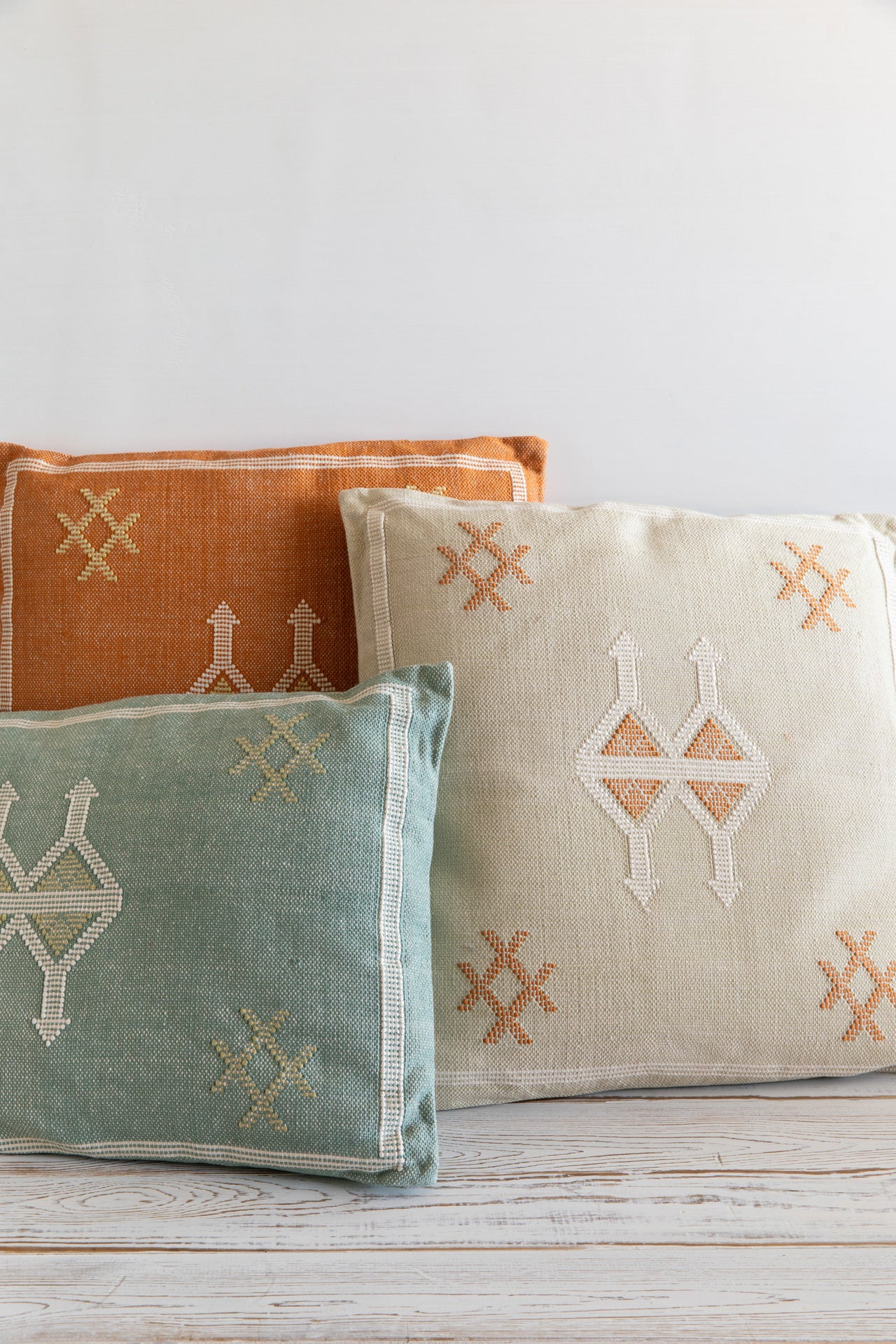 כרית רקומה מנטה 35X60