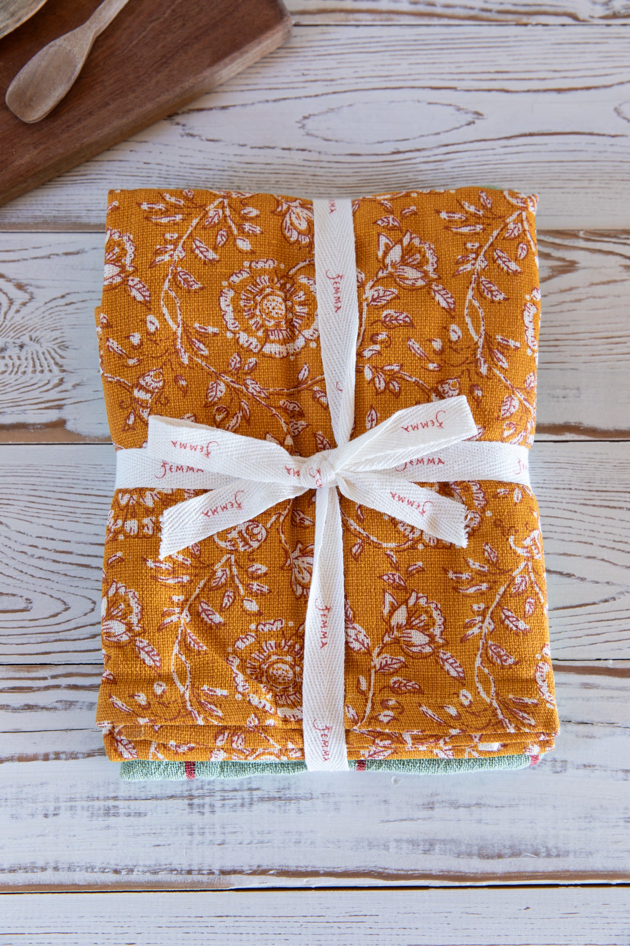 Pair of checkered flower towels