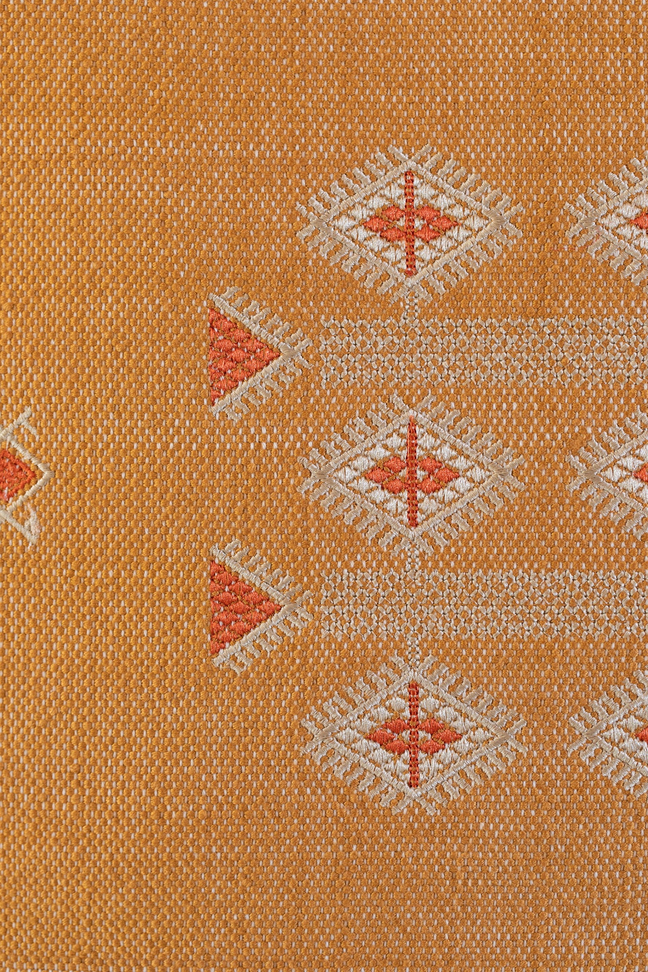 כרית רקומה ענבר 50X50