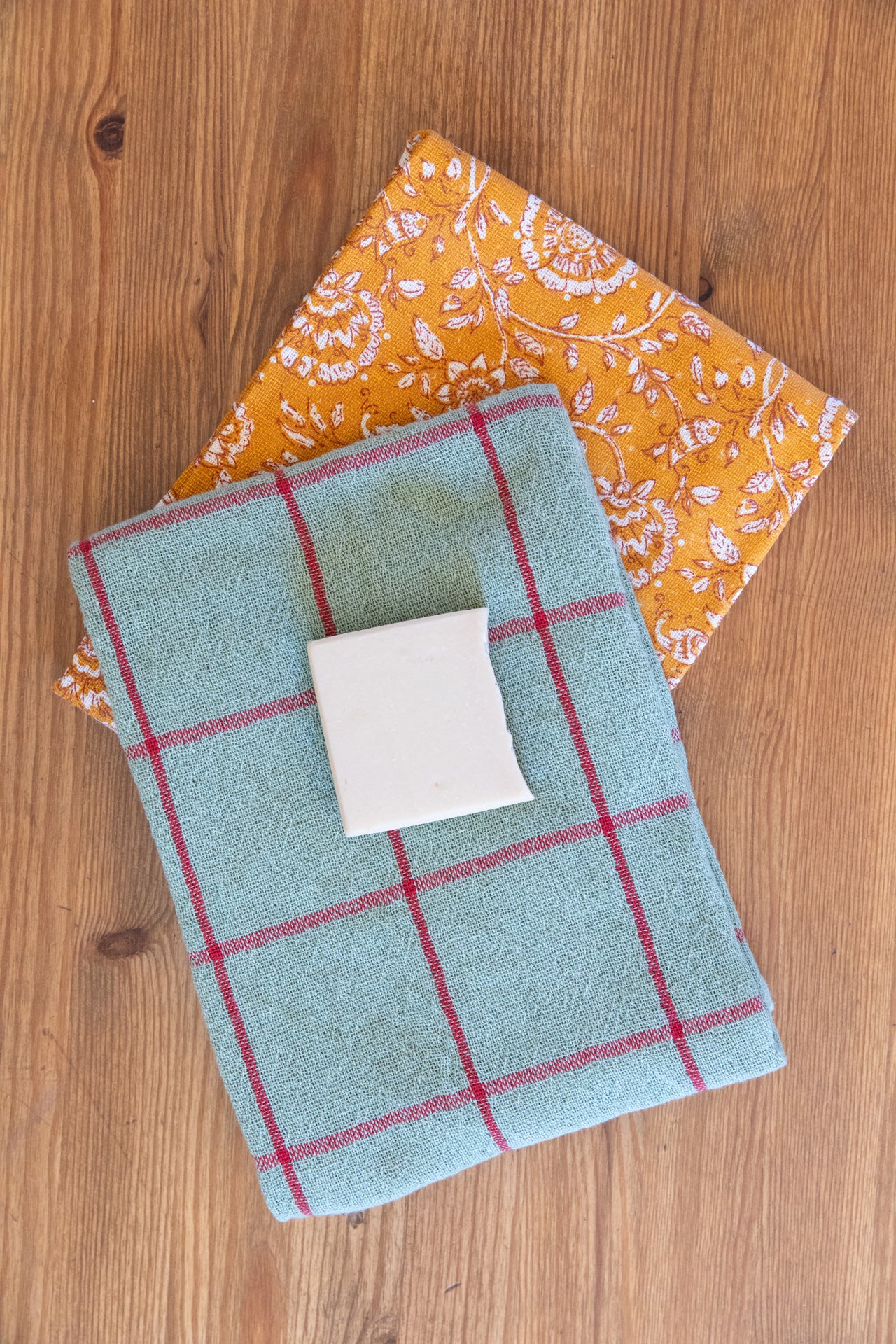 Pair of checkered flower towels