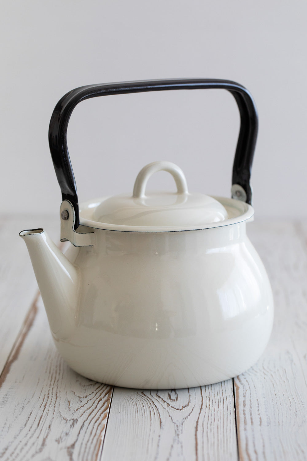 קומקום אמייל שמנת 2.5 ליטר