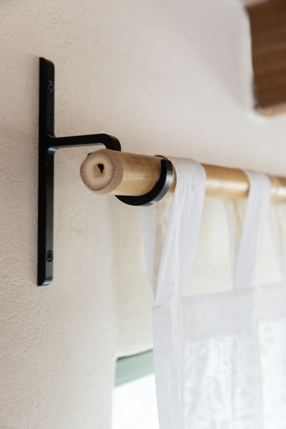 מתלה למוט וילון אלרון - שחור