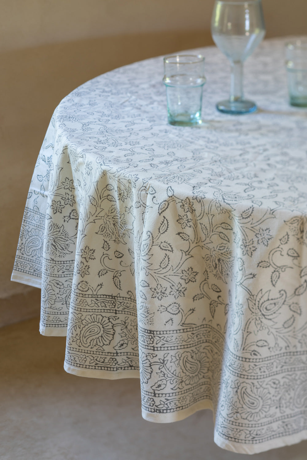 מפת שולחן עגולה "אנדמן" אפורה