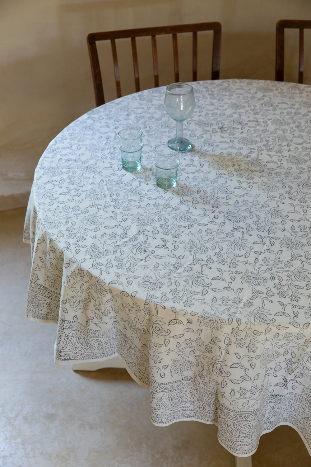 מפת שולחן עגולה "אנדמן" אפורה