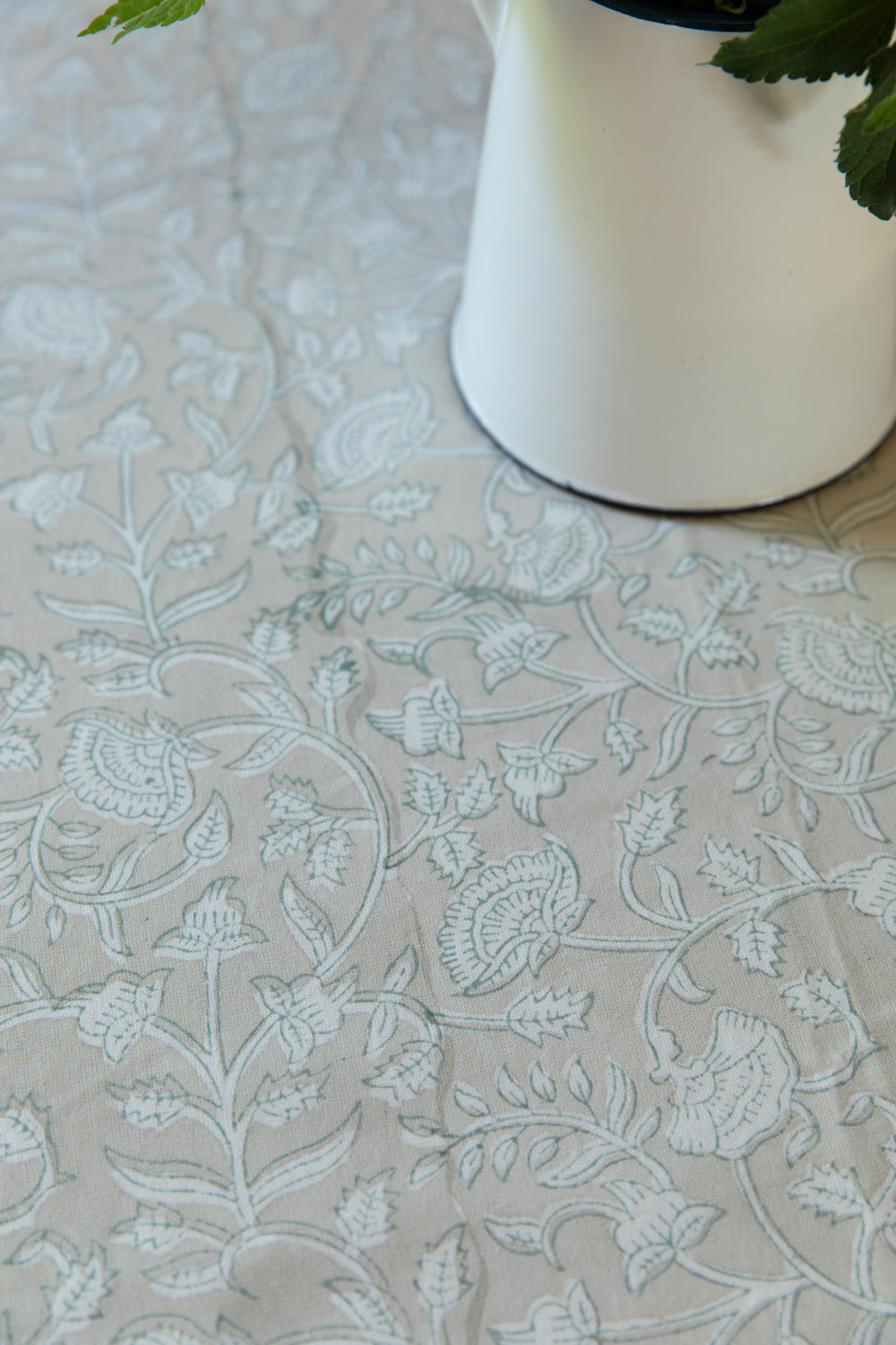 מפת שולחן "שקד" אפורה