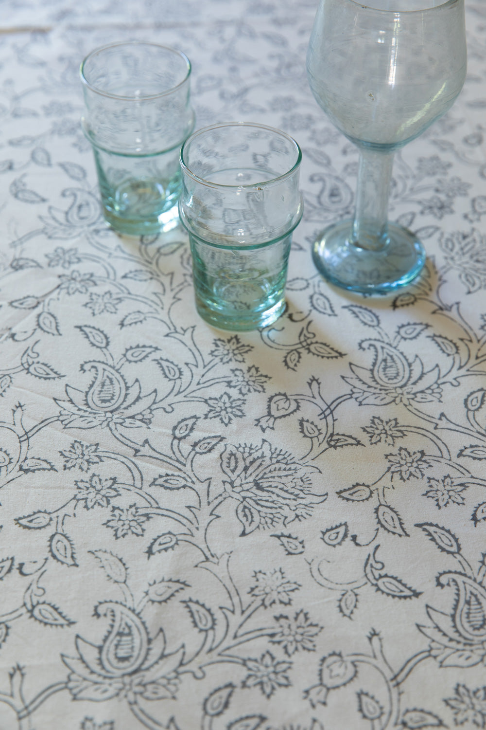 מפת שולחן עגולה "אנדמן" אפורה