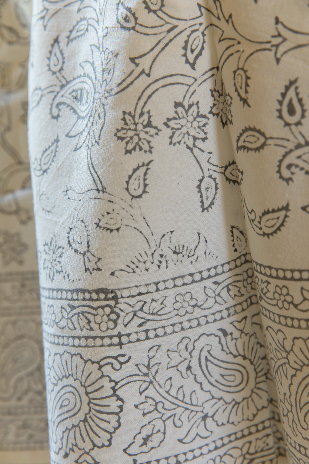 מפת שולחן עגולה "אנדמן" אפורה