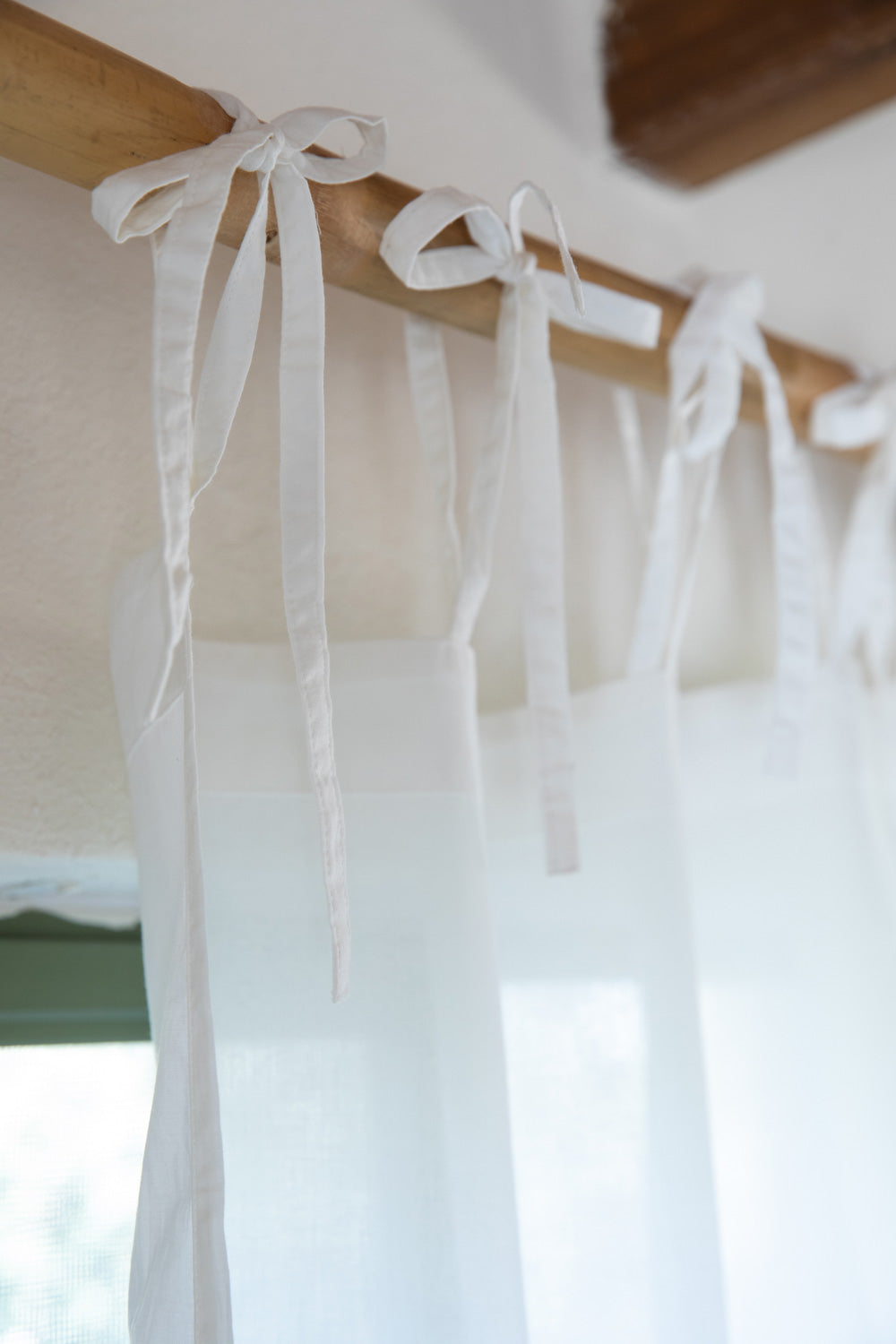 וילון לבן חלק