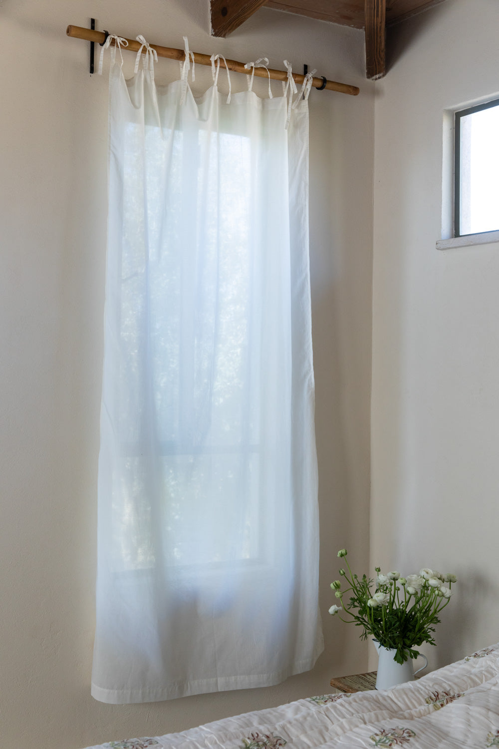 וילון לבן חלק