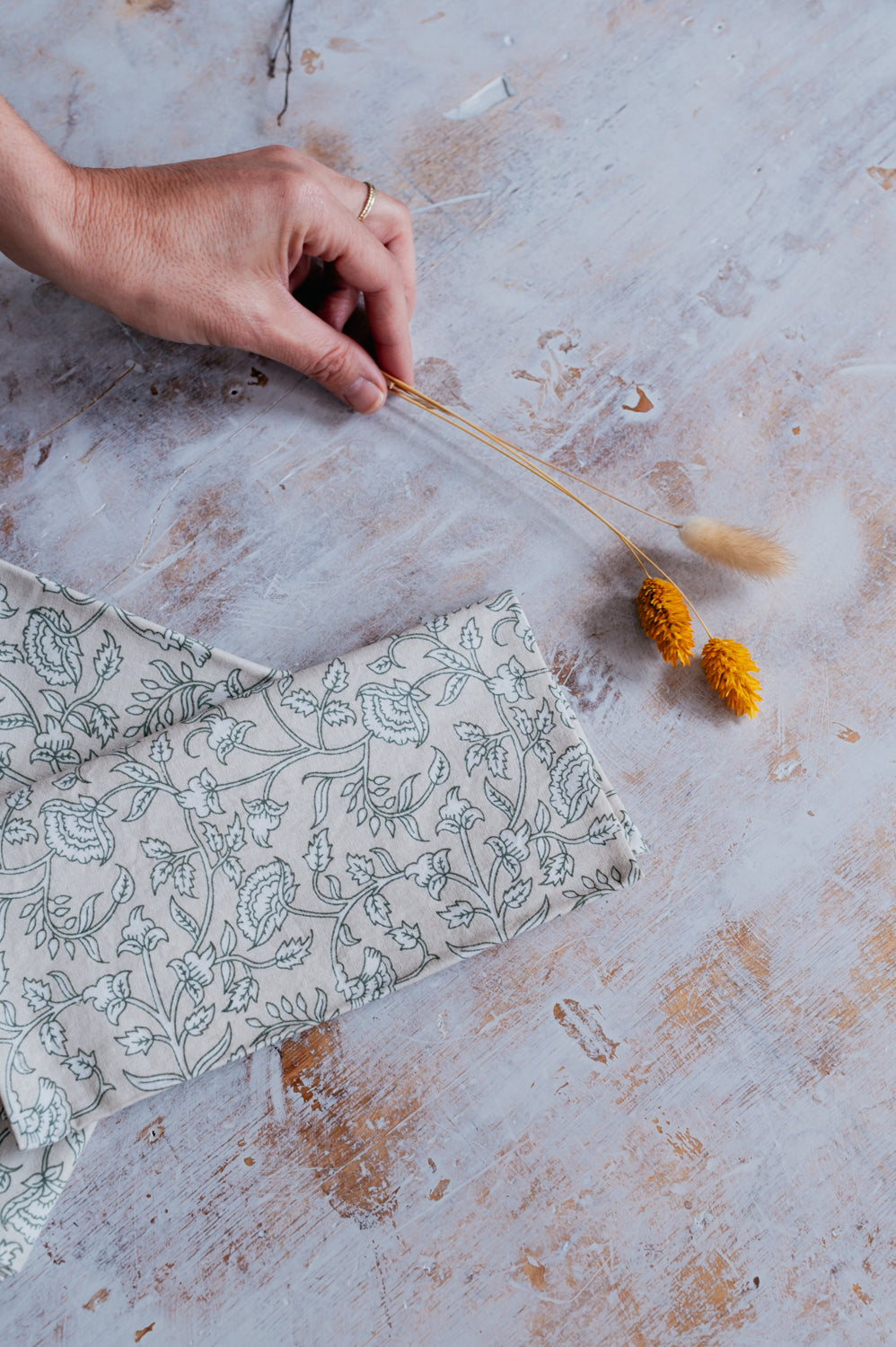 מפית "שקד" אפורה