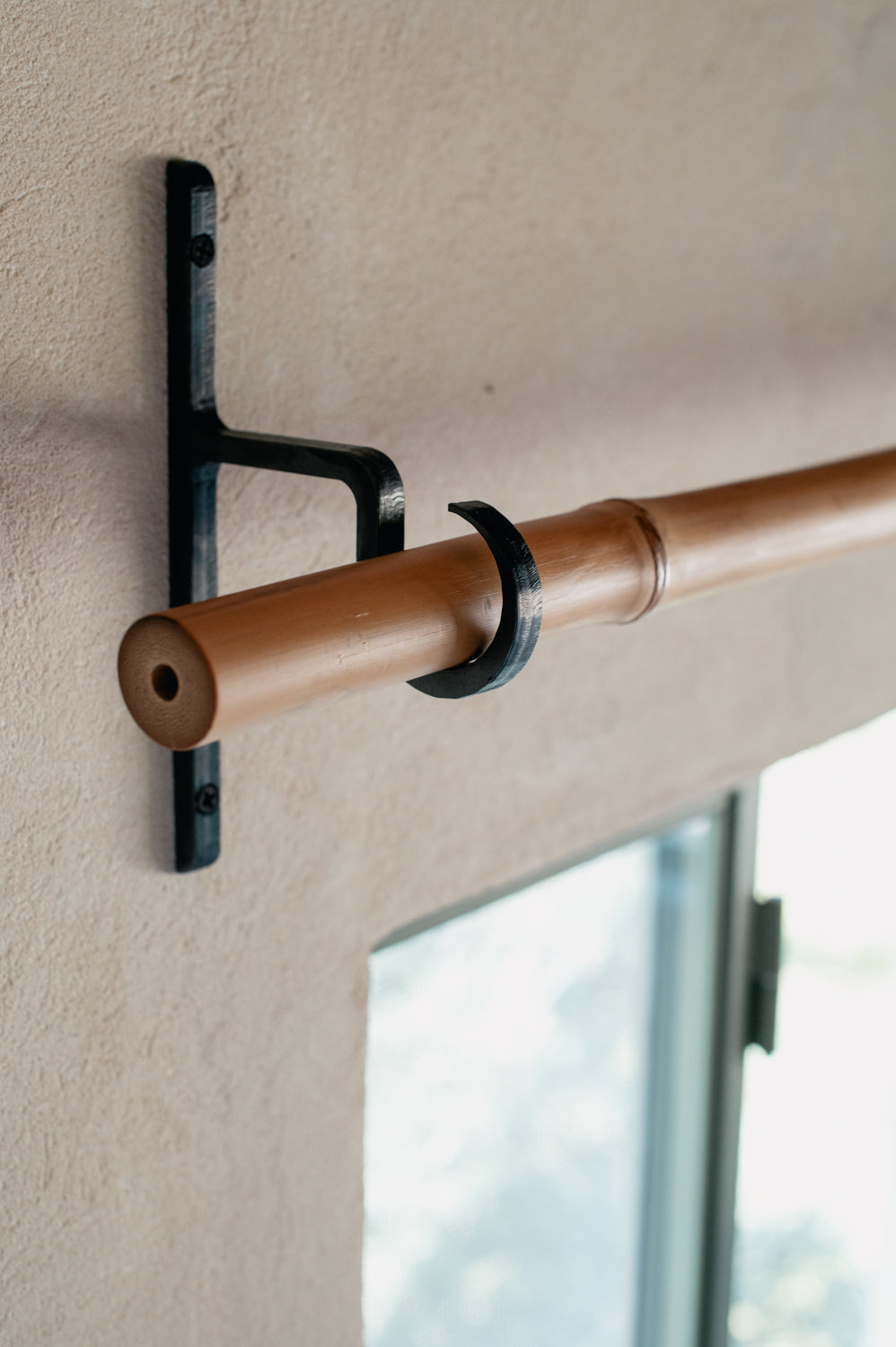 מוט במבוק לווילון