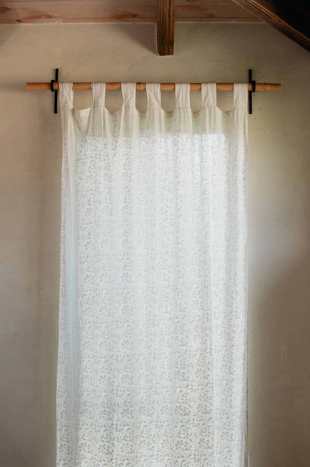 מוט במבוק לווילון