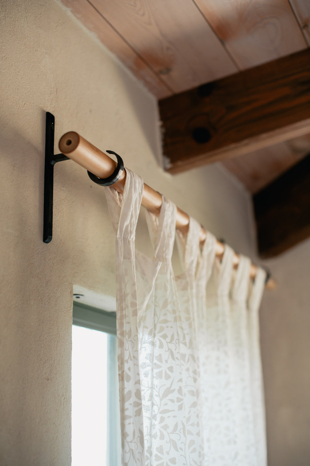 מוט במבוק לווילון