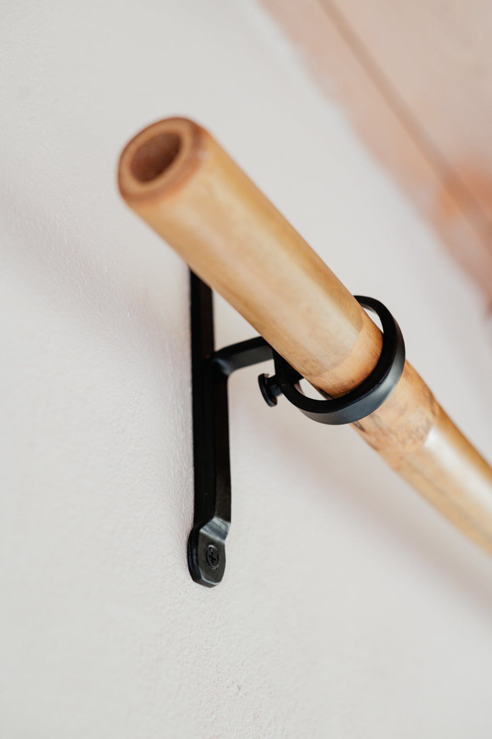 מתלה שחור מברזל למוט וילון