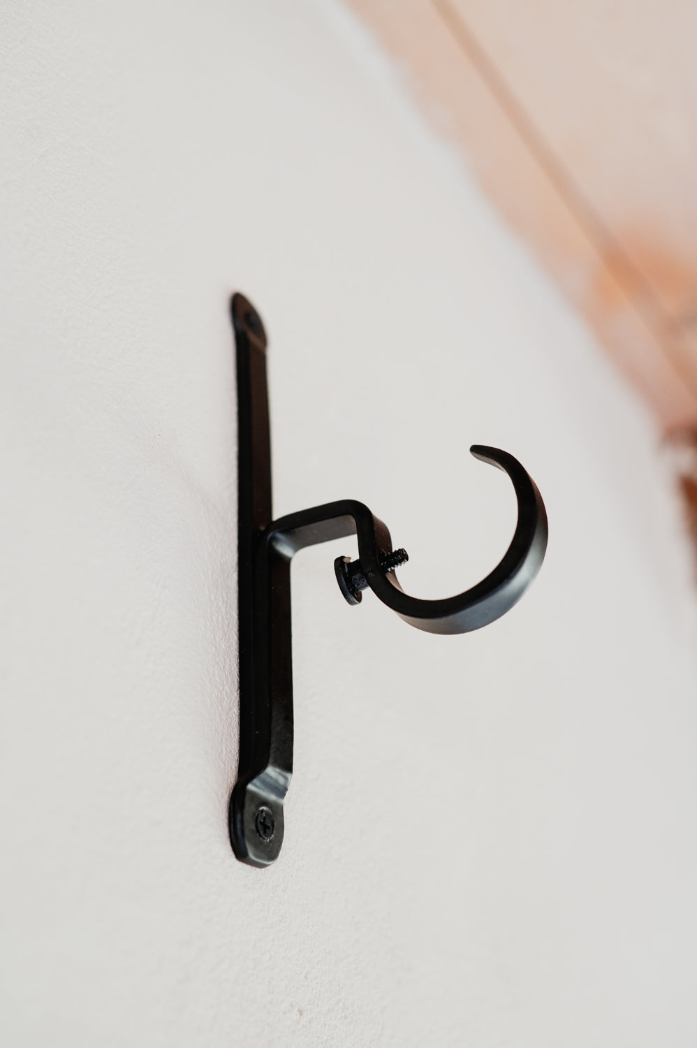 מתלה שחור מברזל למוט וילון