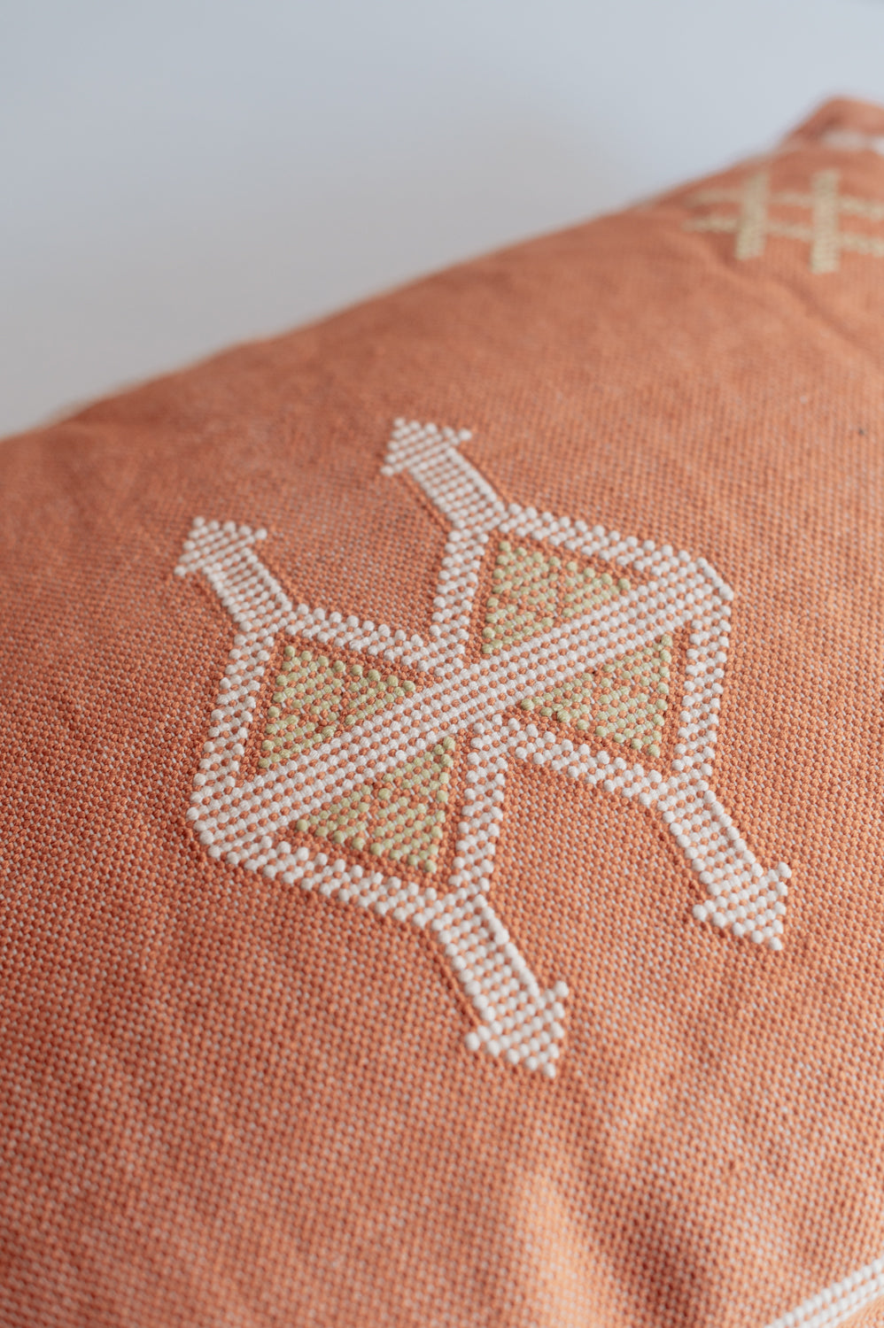 כרית רקומה חמרה 50X50