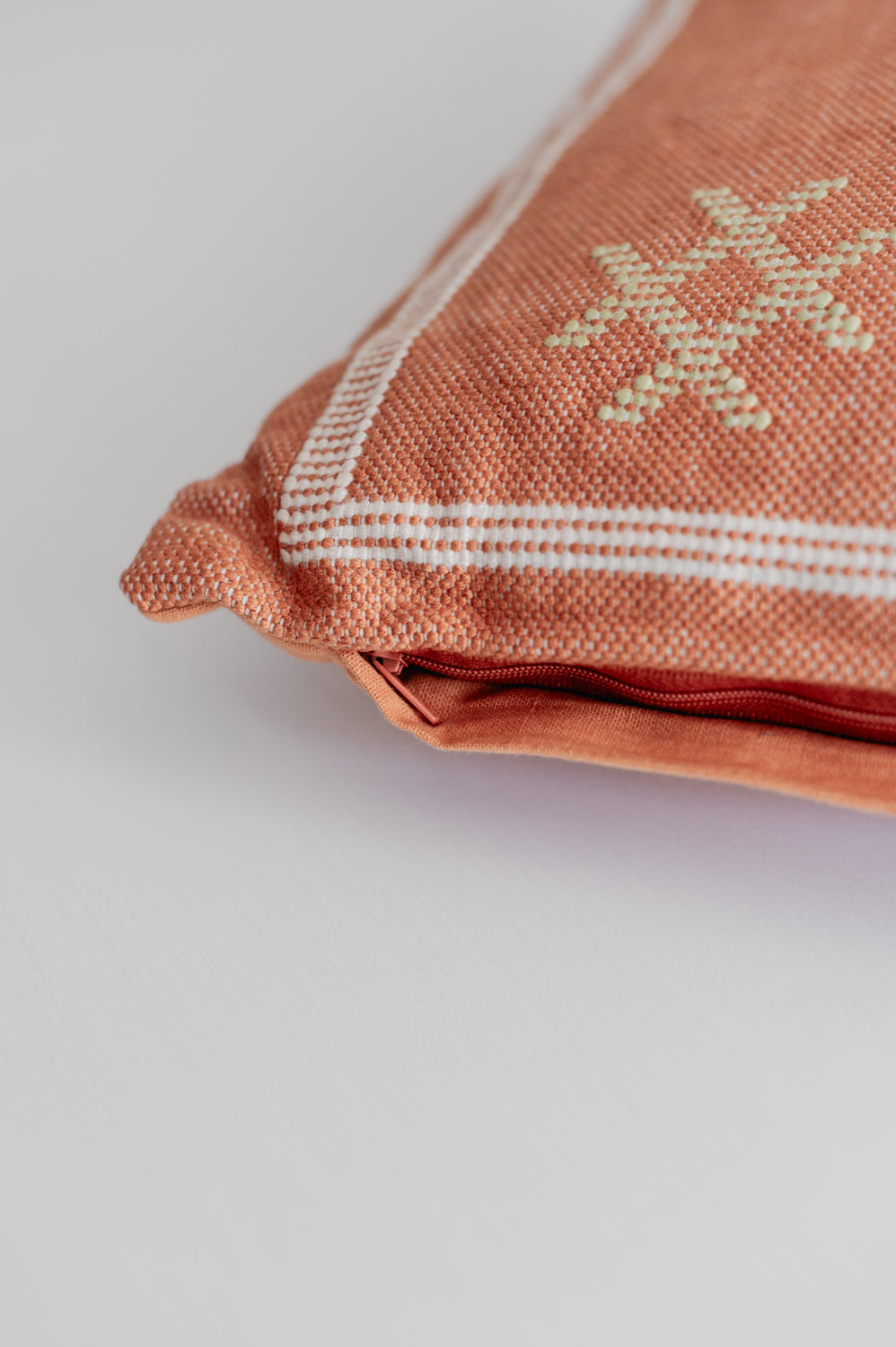 כרית רקומה חמרה 50X50