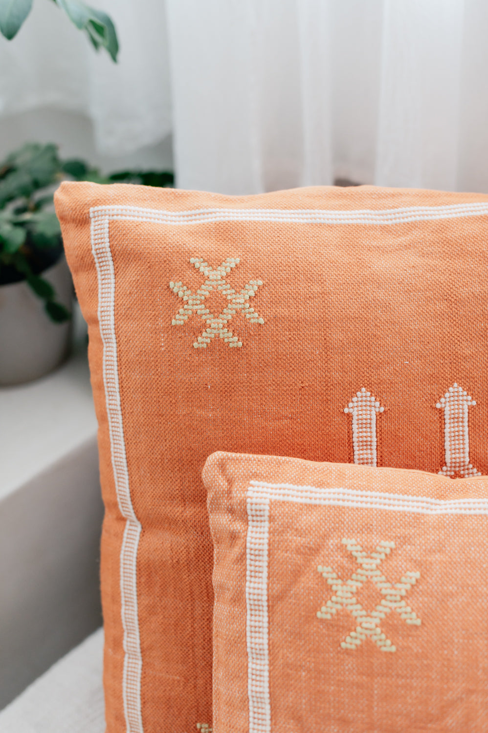 כרית רקומה חמרה 50X50