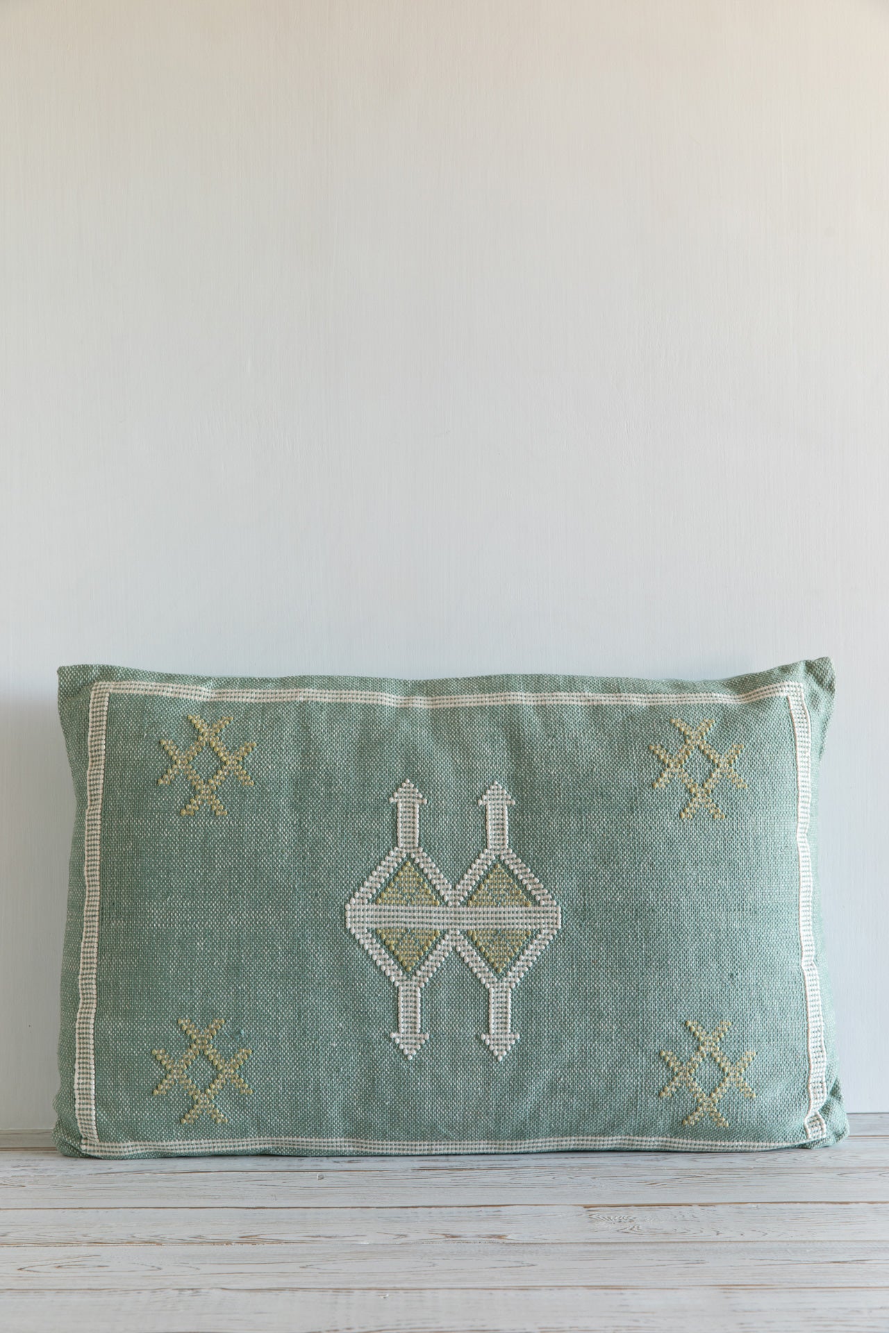 כרית רקומה מנטה 35X60