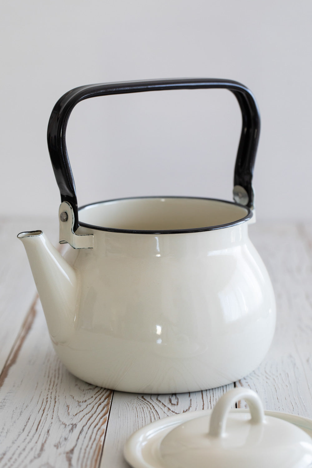 קומקום אמייל שמנת 2.5 ליטר