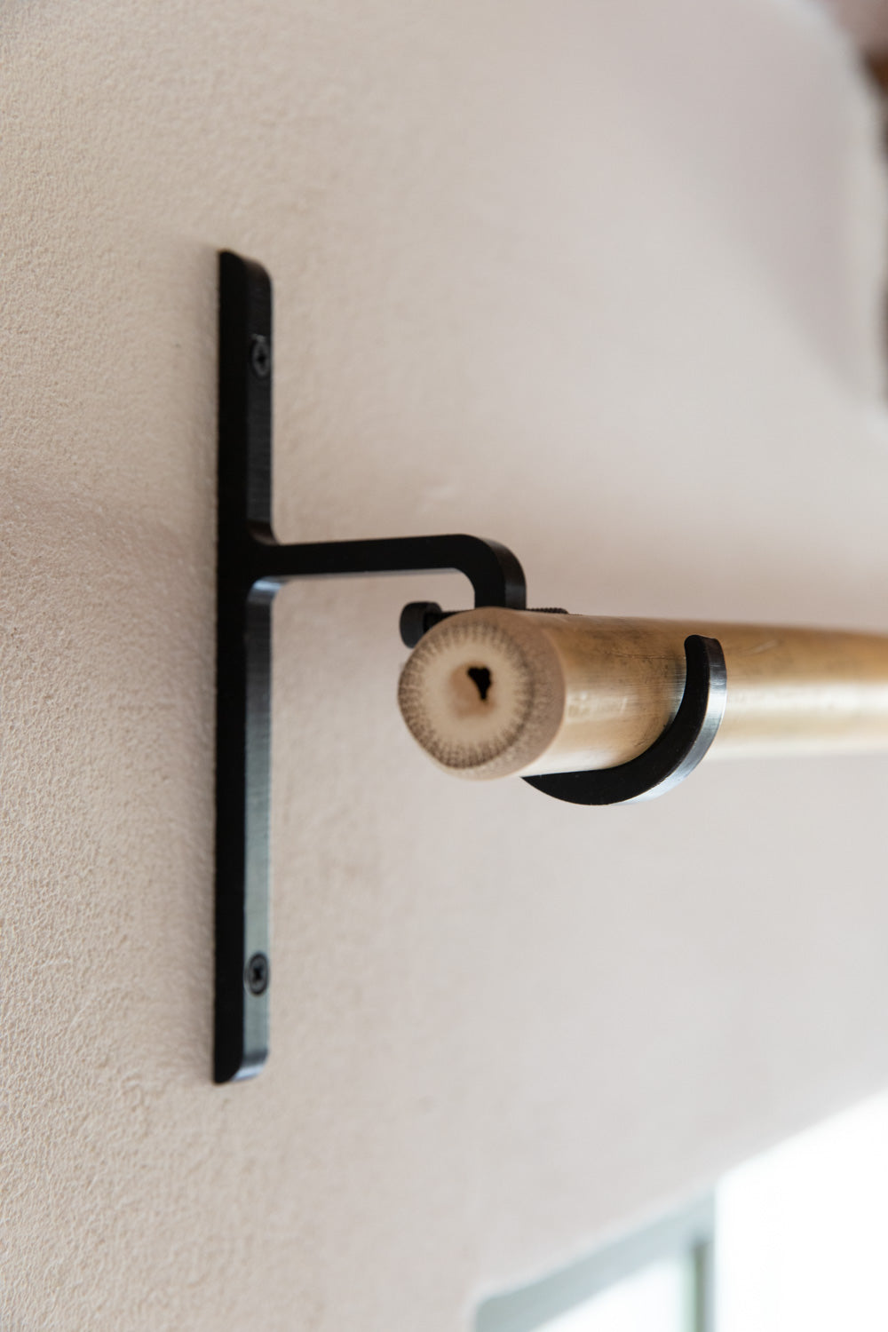 מתלה למוט וילון אלרון - שחור