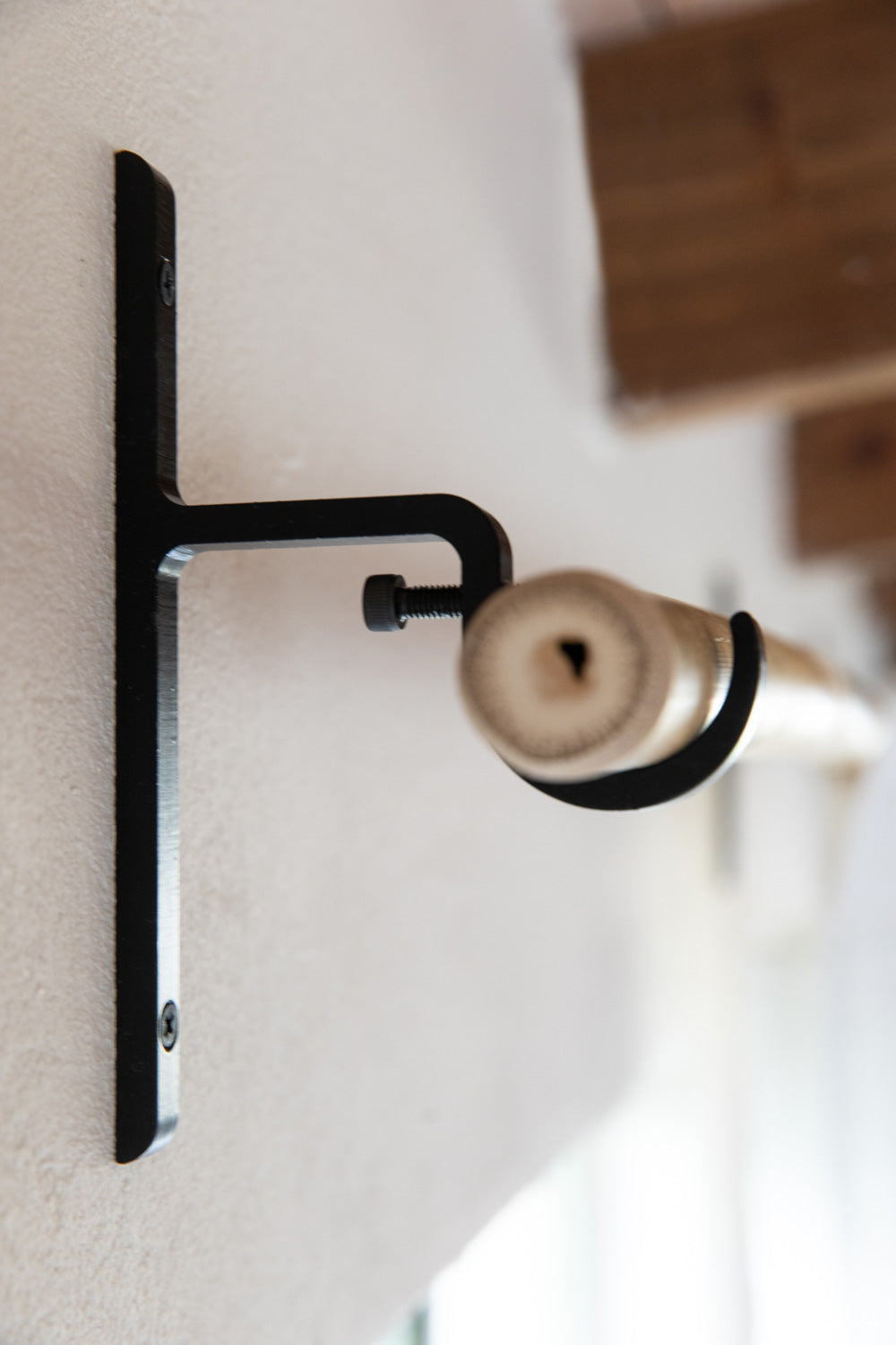 מתלה למוט וילון אלרון - שחור