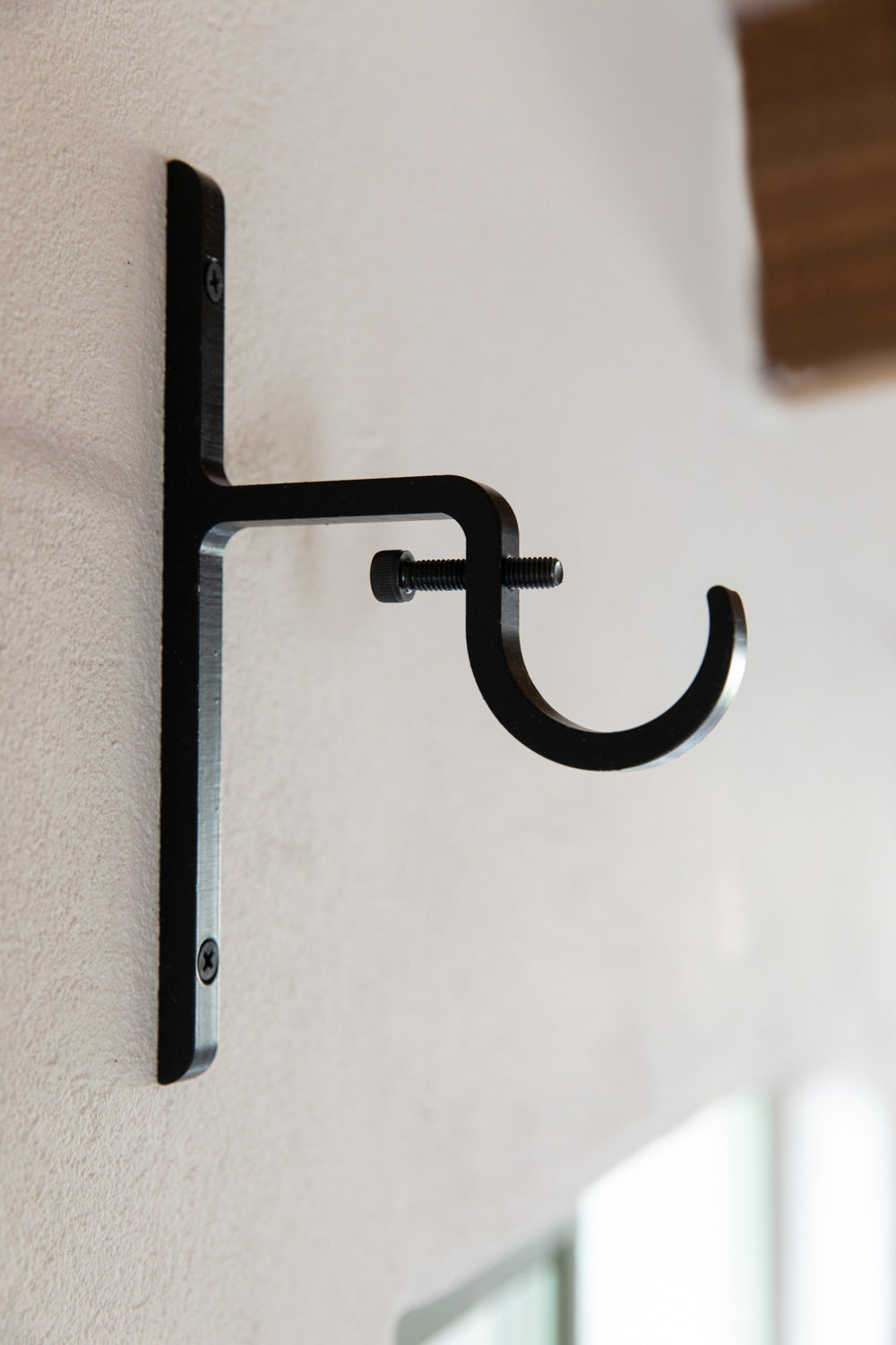 מתלה למוט וילון אלרון - שחור