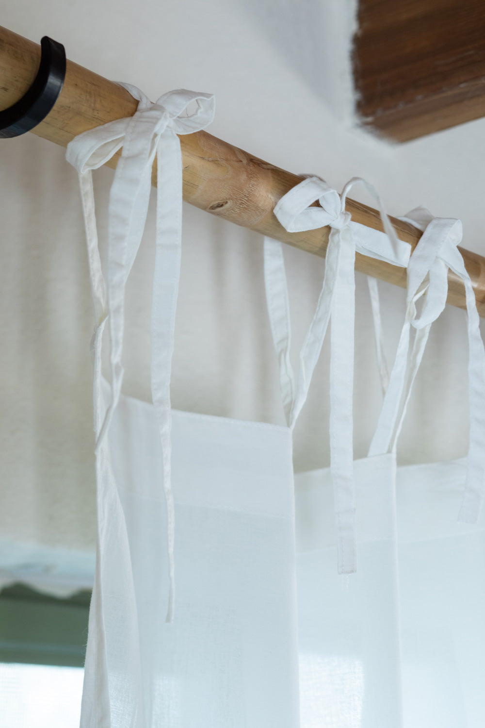 וילון לבן חלק