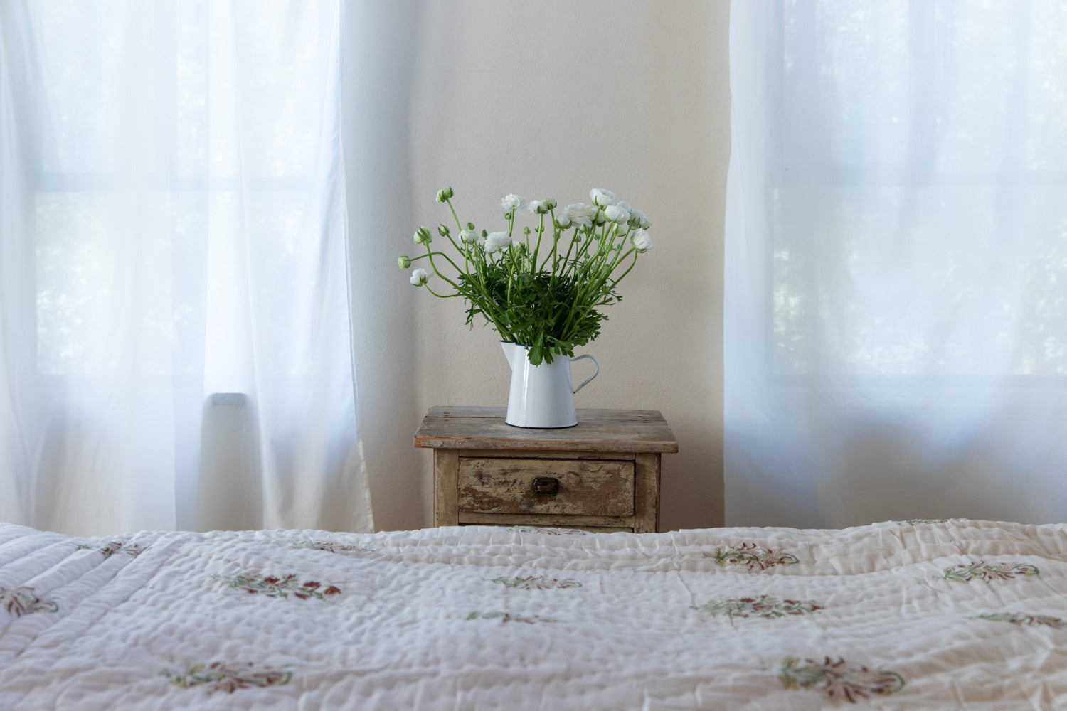 וילון לבן חלק