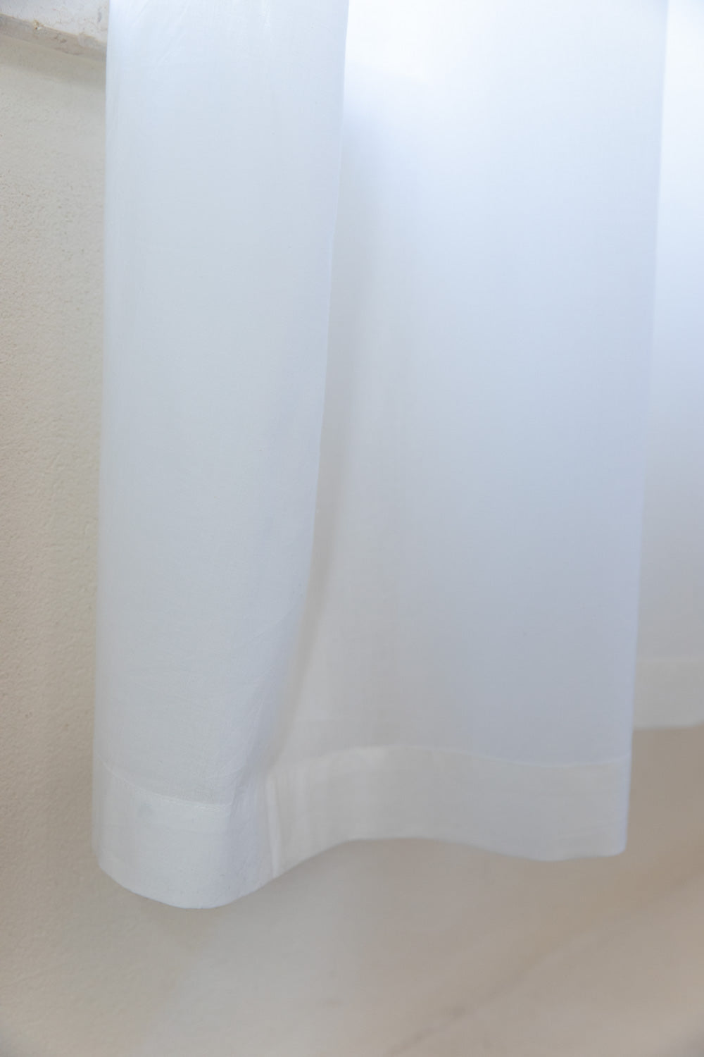 וילון לבן חלק