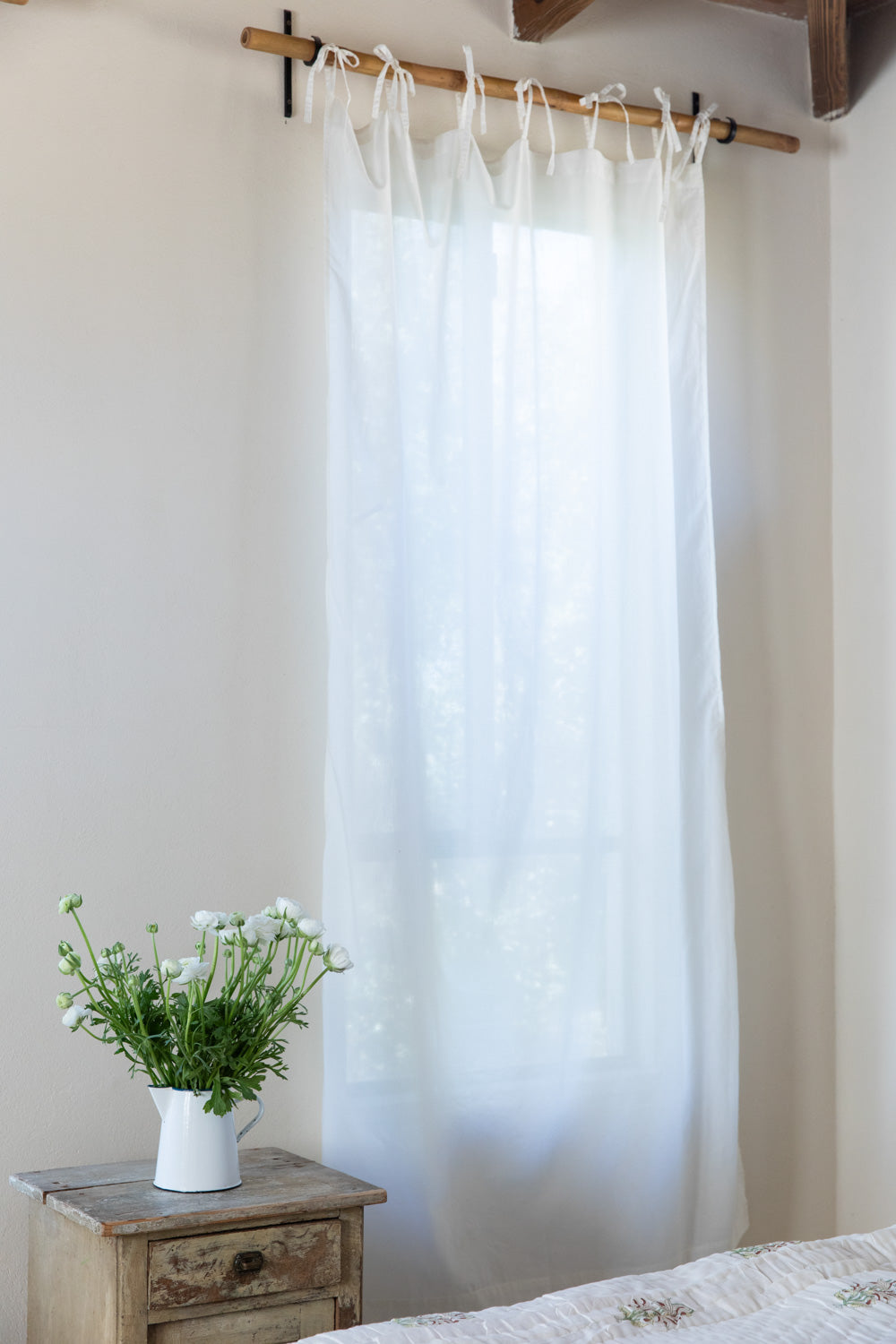 וילון לבן חלק